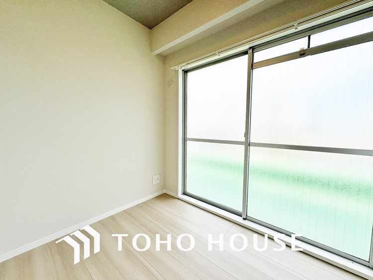 内装 採光もある洋室は、くつろぎのひと時を過ごすのにぴったり