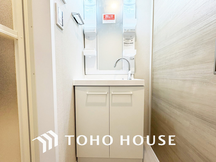 洗面 新規設置の洗面化粧台。収納豊富で使い勝手の良い3面鏡です