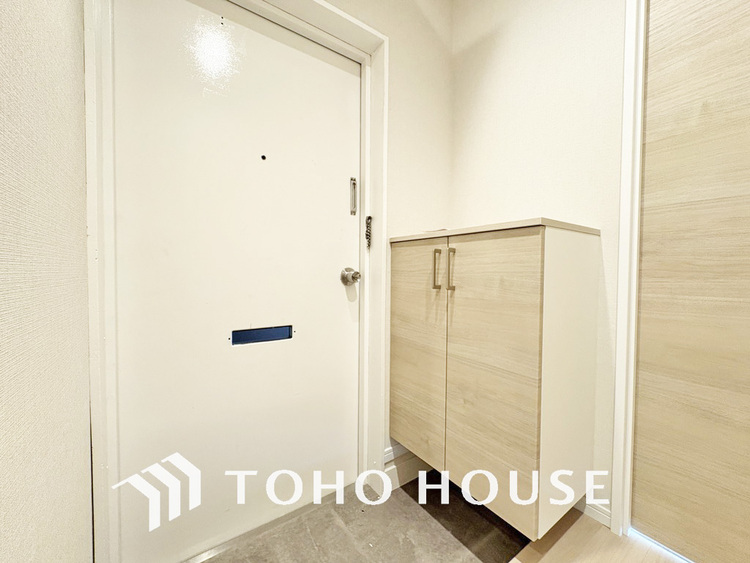 玄関 飾り過ぎないシンプルな内装の玄関