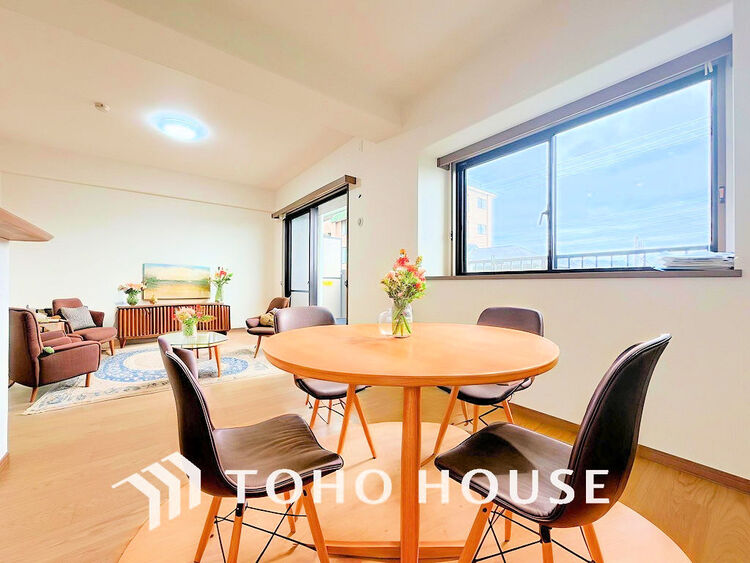 内装 広がりのある住空間、家族が集まるリビング・ダイニング(家具は全てCGです)