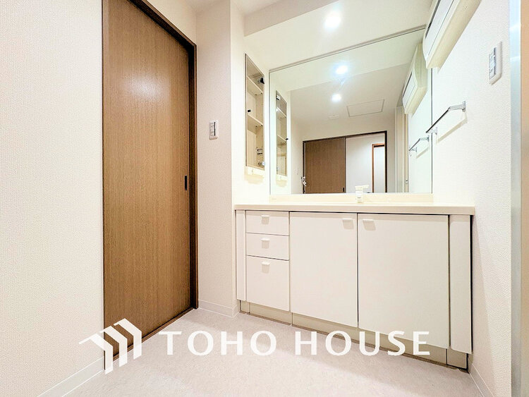 洗面 白を基調とした洗面台。身だしなみを整えやすく収納量も良好です