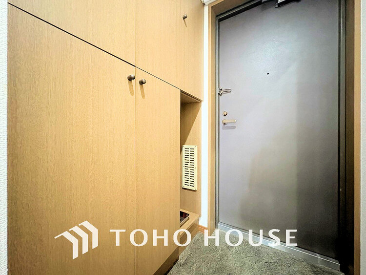 玄関 落ち着いた雰囲気の玄関、家族の帰りを暖かく迎えてくれます