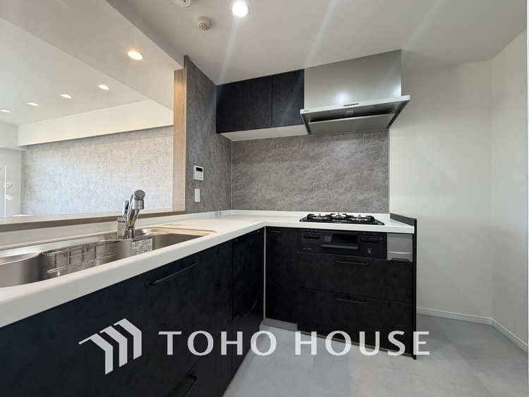 キッチン 落ち着いたカラーのキッチンは清潔感と気品が溢れています