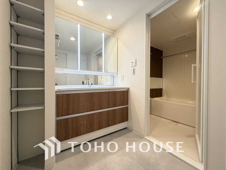 洗面 新規設置の洗面化粧台。収納豊富で使い勝手の良い3面鏡です