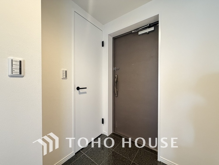 玄関 飾り過ぎないシンプルな内装の玄関