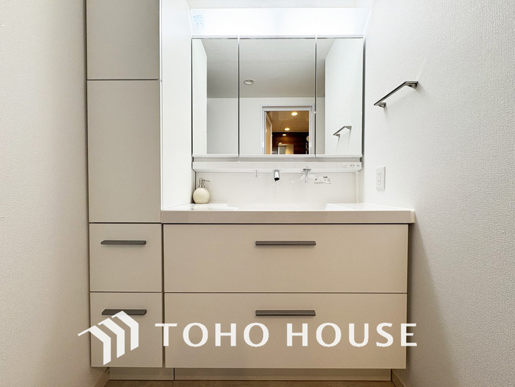 洗面 新規設置の洗面化粧台。収納豊富で使い勝手の良い3面鏡です