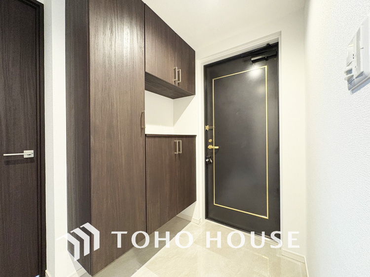 玄関 飾り過ぎないシンプルな内装の玄関