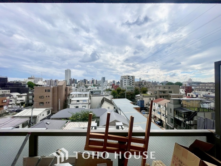 その他 【BALCONY】◆BLUE SKY◆自然の心地よさに包まれる。大開口の外に広がるのは爽やかな青空。