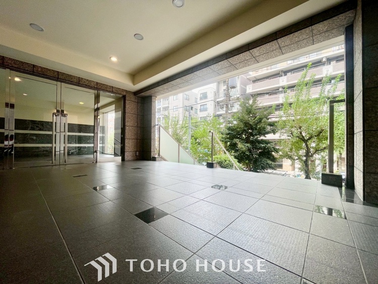 エントランス 【ENTRANCE】◆家族◆家で家族と過ごす時間は限られている。帰りを待つ家族の元へと急ぐときの弾む思い。そんな思いを引き立てる邸宅。