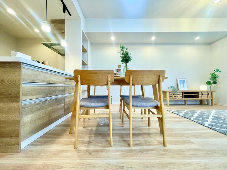 内装 【LIVING】◆眩い◆光が燦々と入り、家族の笑顔を照らす。「いつまでも続いて」と願う夢のような毎日がここにある。