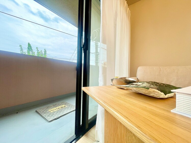 内装 【LIVING】◆陽光◆が差し込む。この開放的なLDKに家族の笑顔が集う。家族が一緒に過ごす空間は明るく、そして居心地よく。