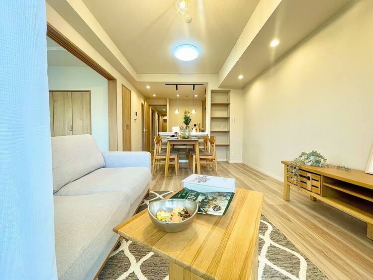 内装 【LIVING】◆扉を◆開くとこの景色。家族の”おかえり”の声が聞こえてきそう。