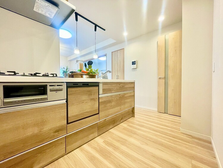 キッチン 【KITCHEN】◆ワクワク◆開放的で機能性も高いシステムキッチン。お子様は毎日のご飯にワクワク！