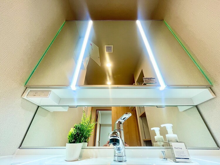 洗面 【WASHROOM】◆快適◆煌びやかな暮らしの中にも忘れたくない快適さ。大きな収納が助けてくれます。