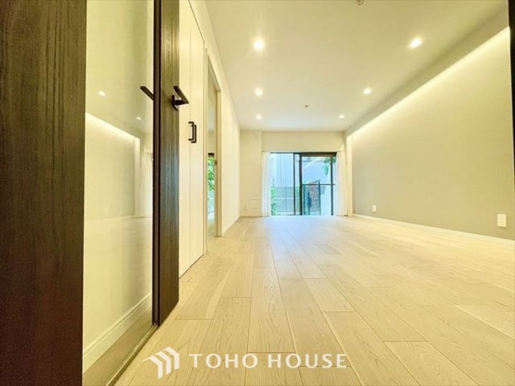 内装 【LIVING】◆扉を◆開くとこの景色。家族の”おかえり”の声が聞こえてきそう。