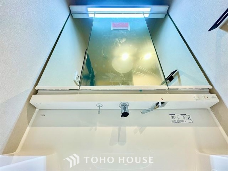 洗面 【WASHROOM】◆快適◆煌びやかな暮らしの中にも忘れたくない快適さ。大きな収納が助けてくれます。