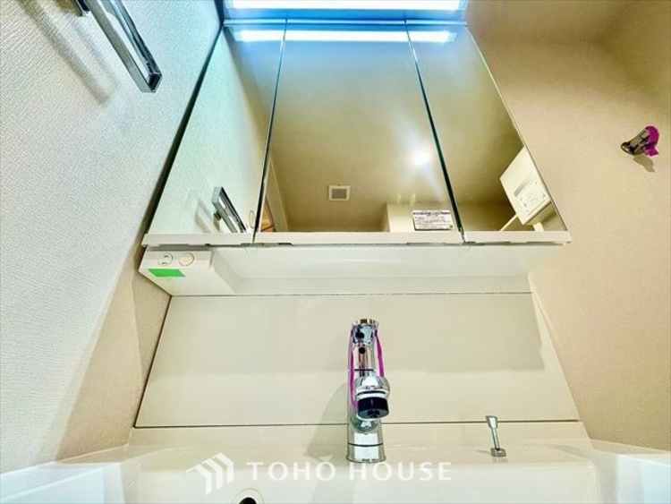 洗面 【WASHROOM】◆快適◆煌びやかな暮らしの中にも忘れたくない快適さ。大きな収納が助けてくれます。