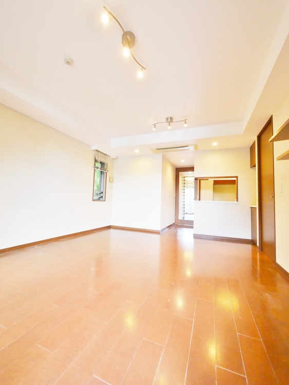 内装 ◆今宵の食卓◆ダウンライトに反射するグラスを眺めながらワインを注ぐ。トクトクと心地いい音をさせながら、フランスの古城を思わせる薫りがたちこめ、とても幸せな時を過ごせる。