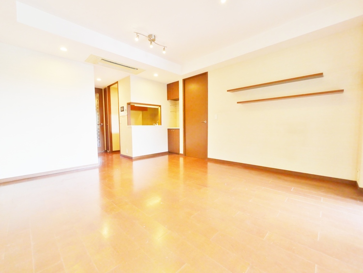 内装 ◆窓を開けると◆冷涼な風、そよぐリビング。だんらんの場所はここから始まり、ここで終わる。家族の笑顔が集う素敵な場所だから、こだわり抜いた思いが詰まっているのだと思う。