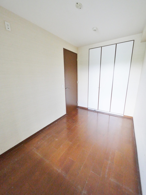 内装 ◆リビングルーム◆そこには目を輝かせ笑顔で見つめてくれる君がいて、「おかえり」の言葉がこだまする。何気ない日々の挨拶は僕にとっては幸せで、同時に君の瞳にも恋している。