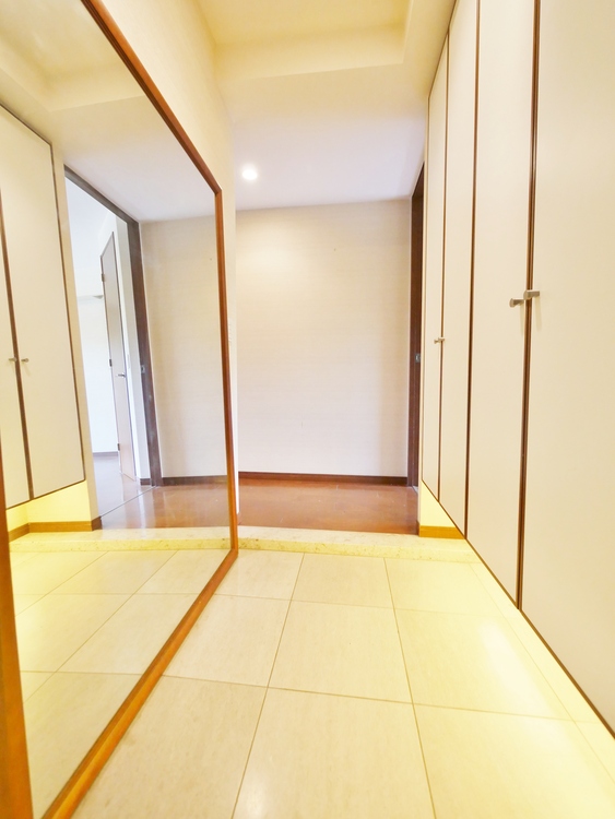 内装 ◆海の向こうへ沈む夕日◆オレンジ色の光は大人になった今の僕にはわかる。1日の終わりを伝えに来たわけではなく、また明日が来る方へ導いてくれた事を。