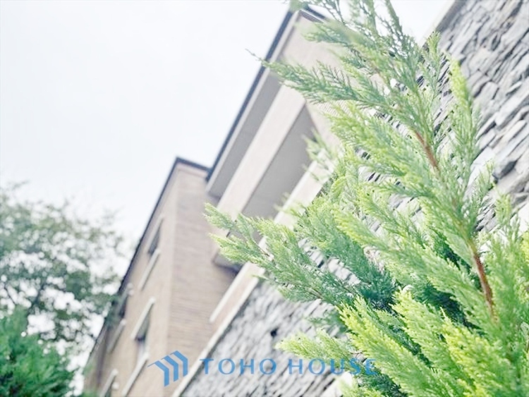 外観 ◆水面に映る◆紅葉を纏った山々を眺め、美しさのあまり感嘆のため息を漏らした事は無いだろうか。いつしか忘れかけていた自然の美しさと力強さを思い出させてくれる、そんな景色がここにもある。