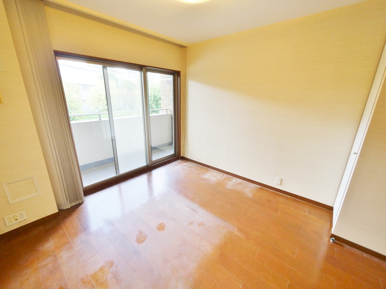 キッチン ◆今宵の食卓◆ダウンライトに反射するグラスを眺めながらワインを注ぐ。トクトクと心地いい音をさせながら、フランスの古城を思わせる薫りがたちこめ、とても幸せな時を過ごせる。