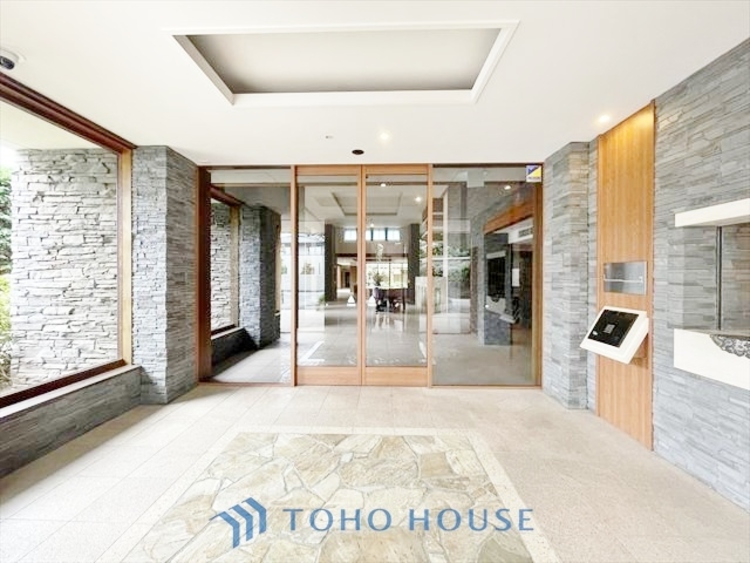 エントランス ◆窓を開けると◆冷涼な風、そよぐリビング。だんらんの場所はここから始まり、ここで終わる。家族の笑顔が集う素敵な場所だから、こだわり抜いた思いが詰まっているのだと思う。