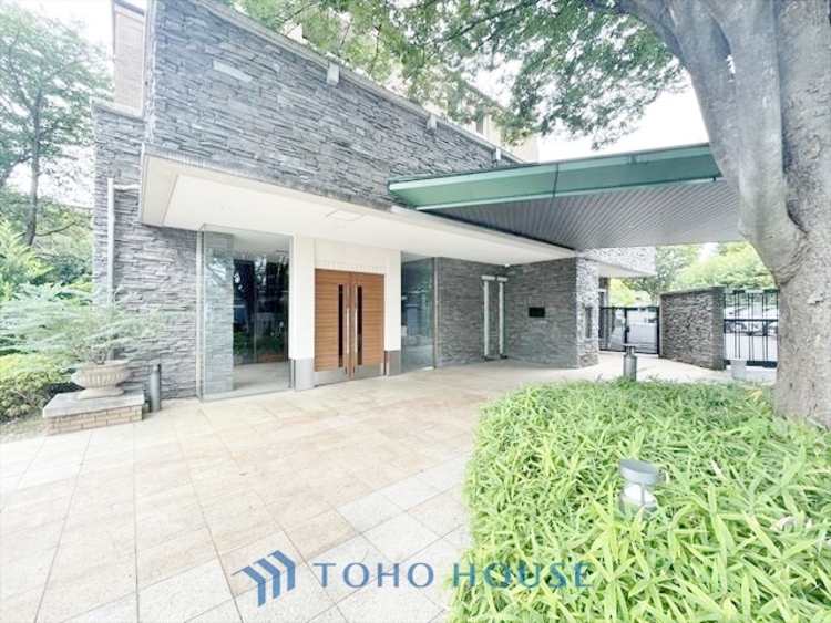 エントランス ◆サンサンと◆差し込む太陽の光がこのリビングに笑いをもたらす。ソファの上のクッションがポカポカした暖気にぬくぬくと微睡んでいる。