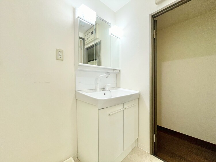 その他 清潔感を感じられる洗面化粧台。