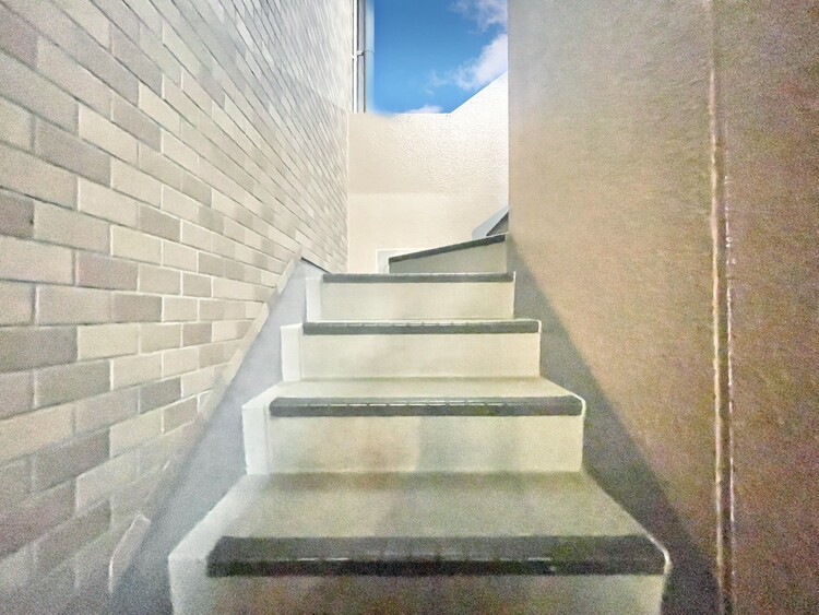 その他 共用部の階段です。明るく清潔に管理されています。