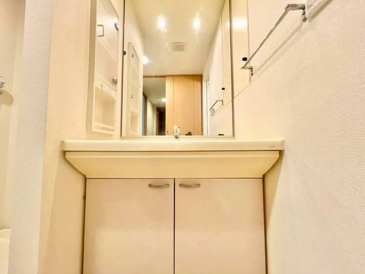 その他 清潔感を感じられる洗面化粧台。