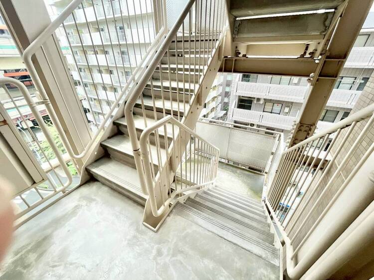 その他 共用部の階段です。明るく清潔に管理されています。