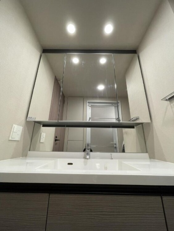その他 清潔感を感じられる洗面化粧台。