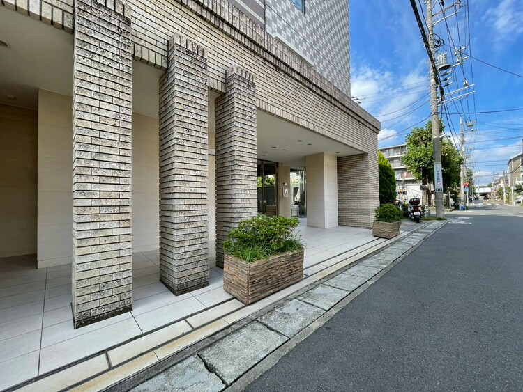 その他 上質感漂う玄関アプローチです。