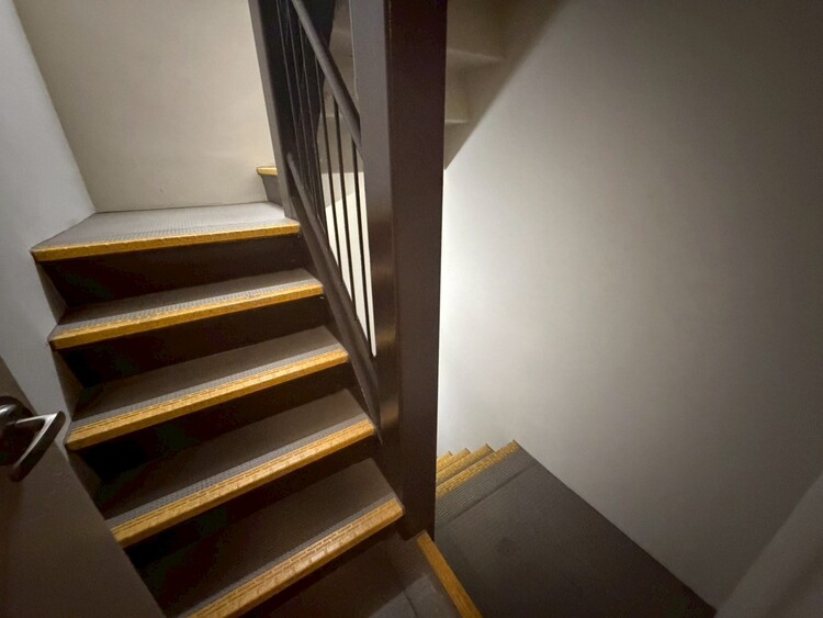 その他 共用部の階段です。明るく清潔に管理されています。