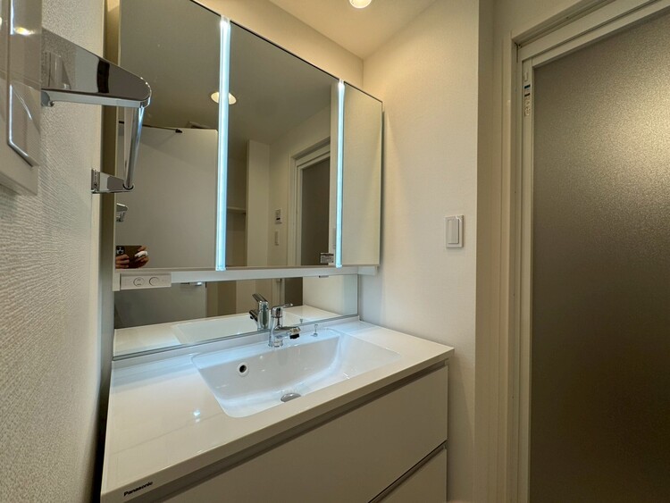 その他 清潔感を感じられる洗面化粧台。