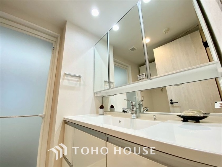 洗面 【WASHROOM】◆快適◆煌びやかな暮らしの中にも忘れたくない快適さ。大きな収納が助けてくれます。