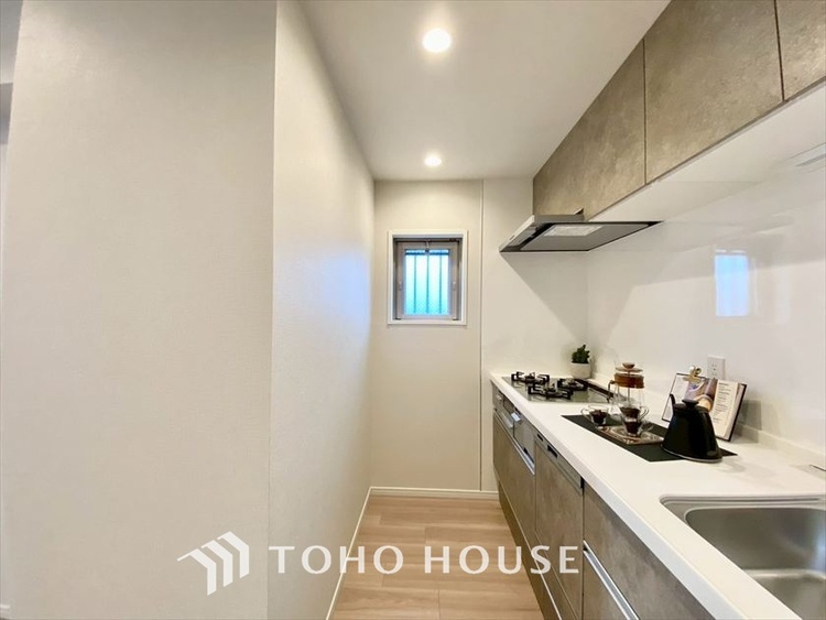 その他 【KITCHEN】◆開放的◆後片付けが楽なシステムキッチン。収納スペースの充実！