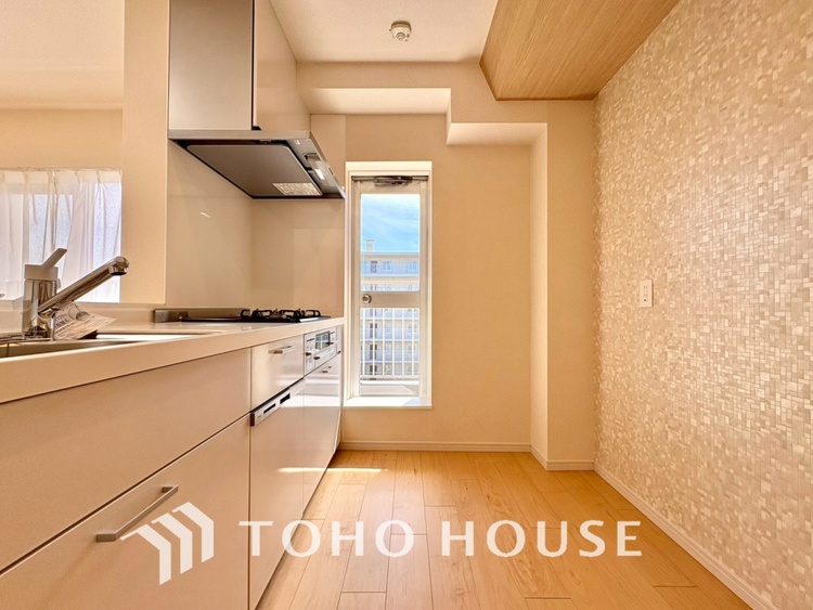 キッチン 【KITCHEN】◆ワクワク◆開放的で機能性も高いシステムキッチン。お子様は毎日のご飯にワクワク！