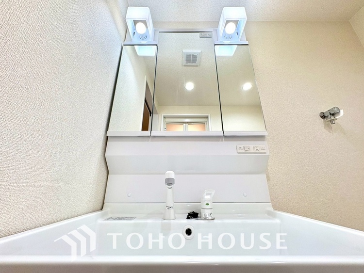 洗面 【WASHROOM】◆快適◆煌びやかな暮らしの中にも忘れたくない快適さ。大きな収納が助けてくれます。