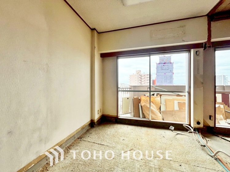 内装 現在改装中◆陽光◆が差し込む。この開放的なLDKに家族の笑顔が集う。家族が一緒に過ごす空間は明るく、そして居心地よく。