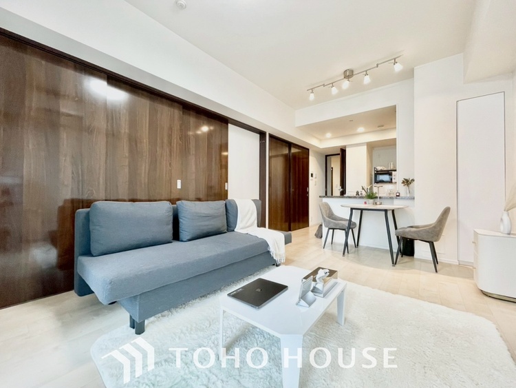 内装 【LIVING】◆扉を◆開くとこの景色。家族の”おかえり”の声が聞こえてきそう。※家具付き