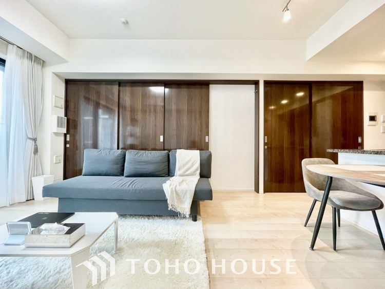 内装 【LIVING】◆陽光◆が差し込む。この開放的なLDKに家族の笑顔が集う。家族が一緒に過ごす空間は明るく、そして居心地よく。※家具付き