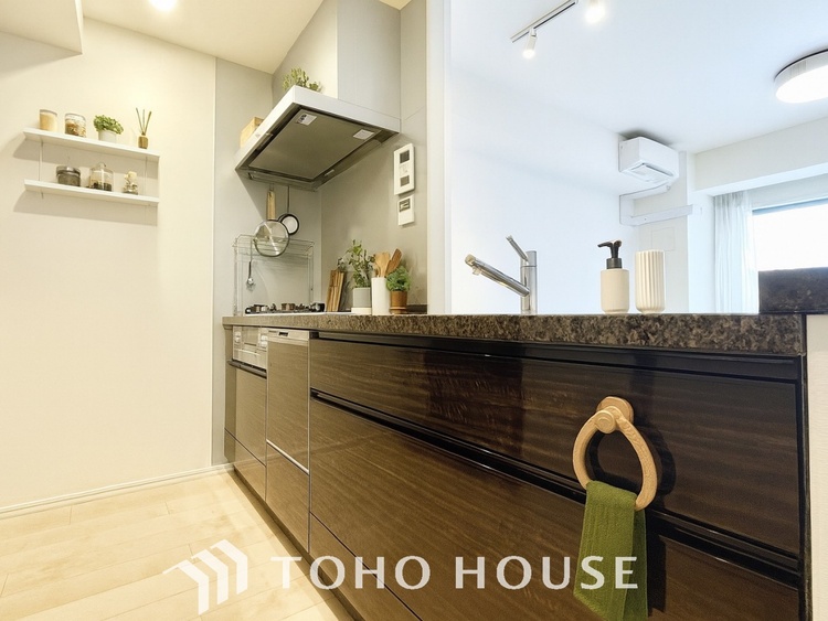 キッチン 【KITCHEN】◆ワクワク◆開放的で機能性も高いシステムキッチン。お子様は毎日のご飯にワクワク！※この画像の家具の配置には、CGによる加工を施しております。