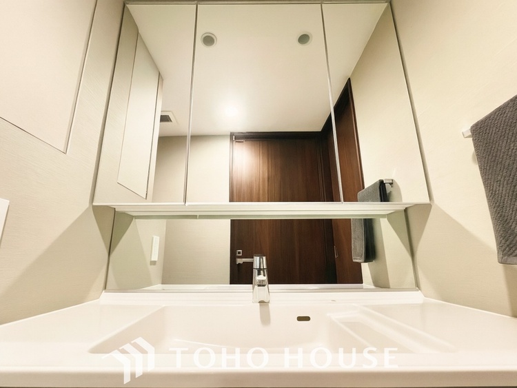 洗面 【WASHROOM】◆快適◆煌びやかな暮らしの中にも忘れたくない快適さ。大きな収納が助けてくれます。