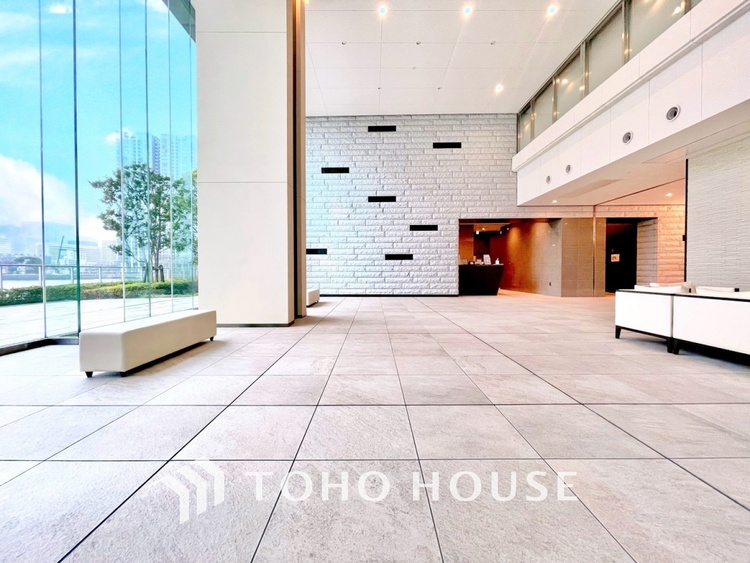 エントランス 【ENTRANCE】◆家族◆家で家族と過ごす時間は限られている。帰りを待つ家族の元へと急ぐときの弾む思い。そんな思いを引き立てる邸宅。