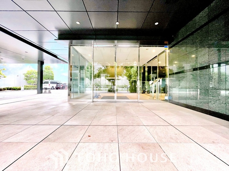 エントランス 【ENTRANCE】◆家族◆家で家族と過ごす時間は限られている。帰りを待つ家族の元へと急ぐときの弾む思い。そんな思いを引き立てる邸宅。