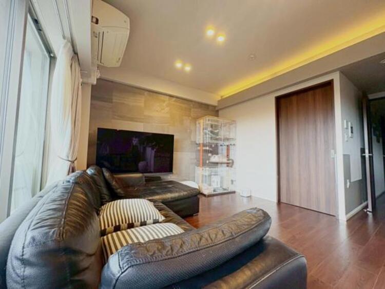 居間 家族や友人との大切な時間を過ごせる、温かみのある空間