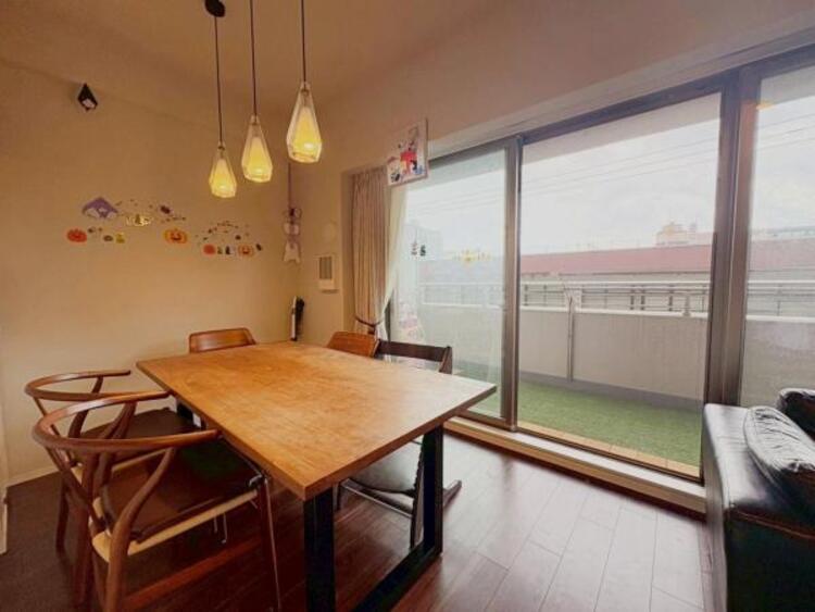 居間 リビング＆ダイニングには、寒い冬も足元からあたたかい床暖房付き